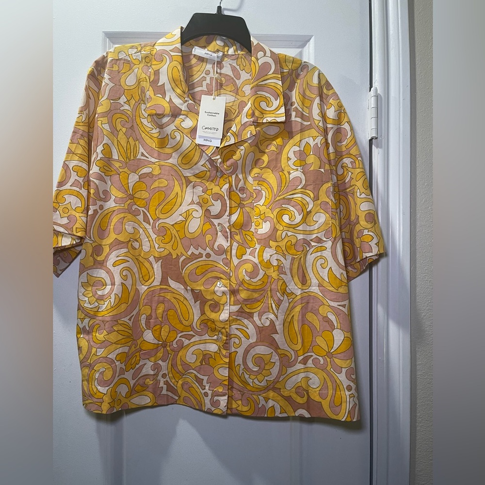 It’s giving hipster girl! New top with tag! Love the mango brand !